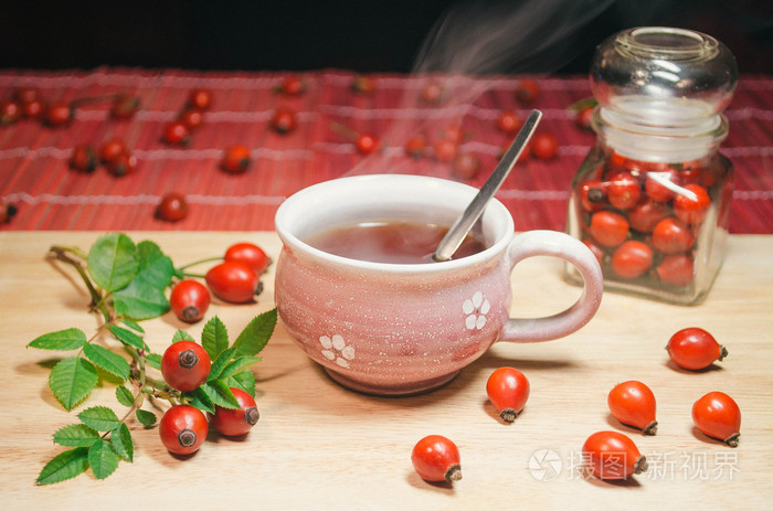 静物与杯鲜茶和玫瑰果木制的桌子上