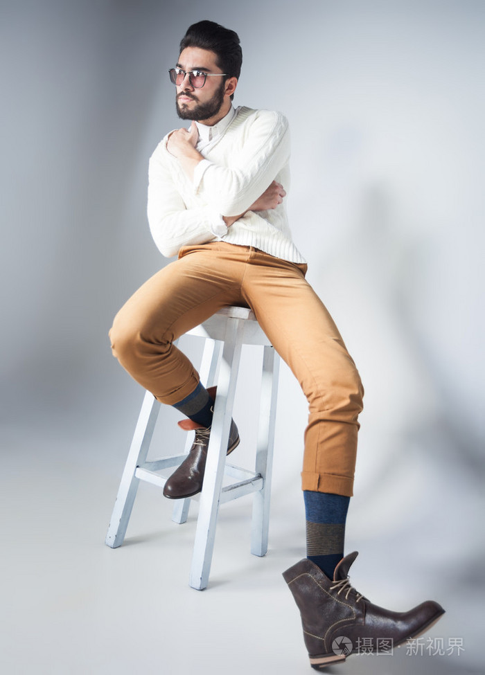 有吸引力的性感男人穿休闲看起来严肃构成戏剧性