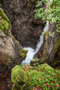 美丽的秋天森林 kessel 瀑布在 brandnertal 谷，莱希，奥地利，hdr 的高山峡谷