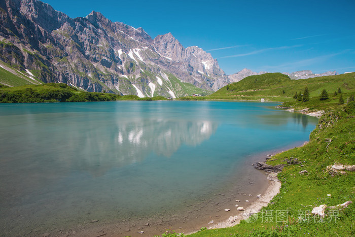 英格堡，中央瑞士瑞士的阿尔卑斯山，truebsee 湖畔的徒步旅行