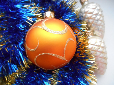 圣诞节和新年的球和金箔蓝色背景
