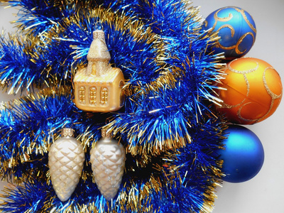 圣诞节和新年的装饰球和金属丝蓝色背景