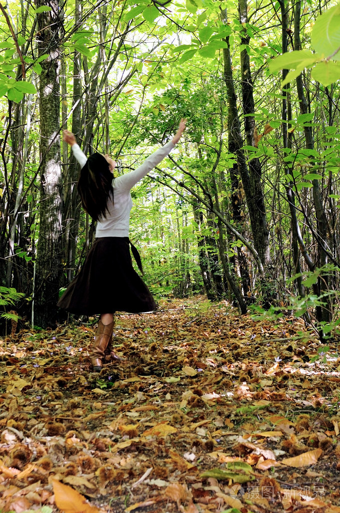 在森林里的漂亮女人