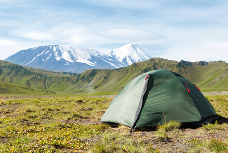 带帐篷在堪察加半岛上的火山地貌景观