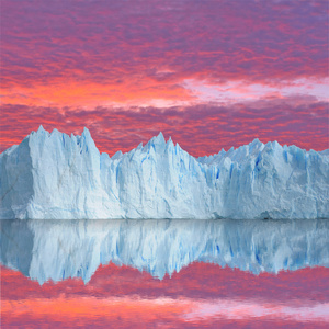 以上冰川的夕阳的天空
