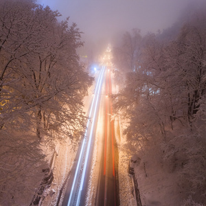 暴风雪 雨天路滑和夜晚的城市交通地段