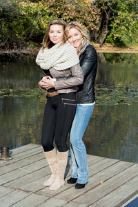 两个年轻貌美的女性和池塘里片秋色的公园
