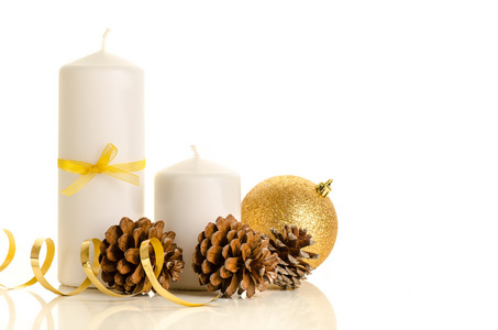 从白色的蜡烛，松果的装饰圣诞组成。
