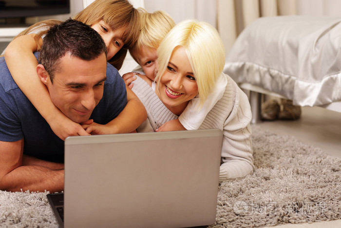 幸福的家庭在家里躺着