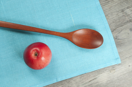 漂亮的苹果和一把勺子