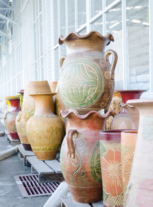 在市场中的多彩陶瓷花盆图片