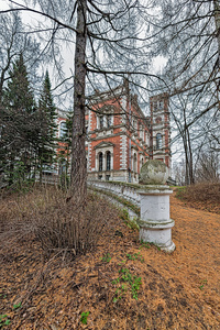 庄园贝科的复杂沃，建于 1780 年由建筑师巴热诺夫
