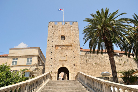 塔与入口楼梯对旧城。克罗地亚科尔丘拉岛