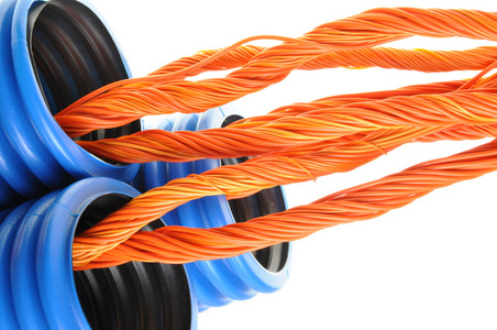 蓝色波纹管与橙色电缆