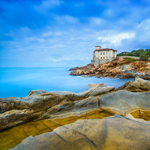 boccale 城堡地标上悬崖岩石和海。托斯卡纳，意大利。长时间曝光摄影