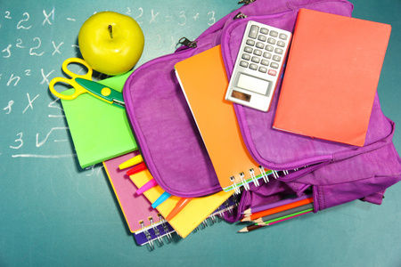 紫色背包和学校用品