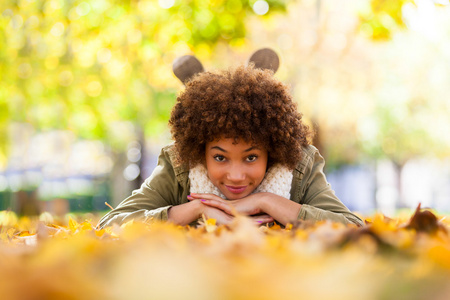 秋天室外肖像的美丽的非洲裔美国青年 woma 公司
