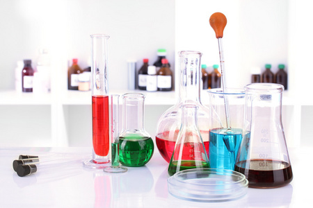 不同实验室玻璃器皿实验室背景上的颜色液体
