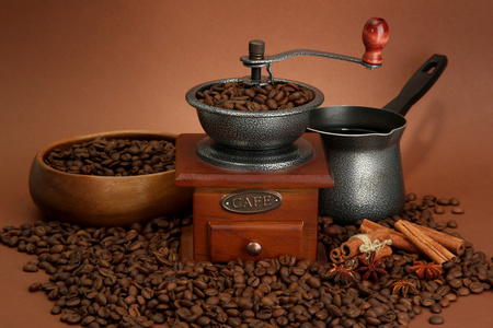 咖啡研磨机 特克和棕色背景上的咖啡豆