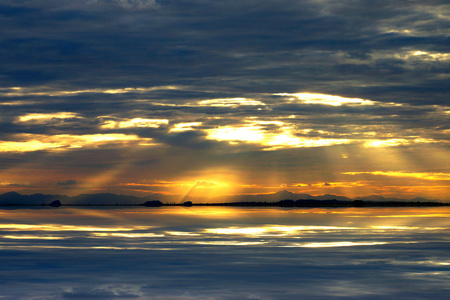 在湖的夕阳的天空。泰国南部