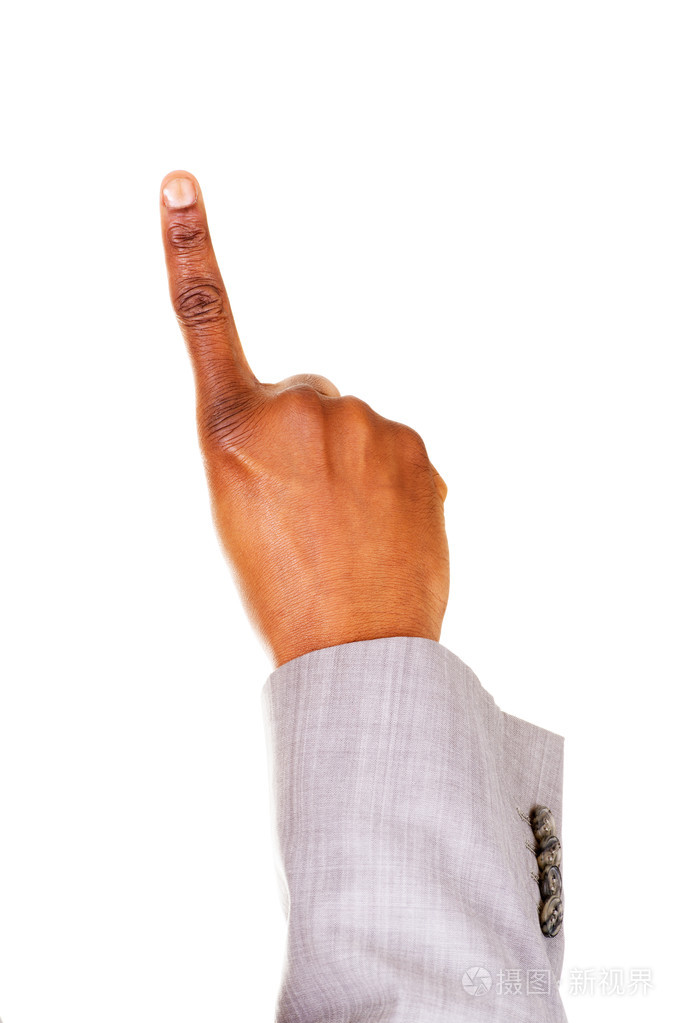 男性的手指着标志