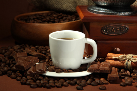 喝杯咖啡 磨床和棕色背景上的咖啡豆