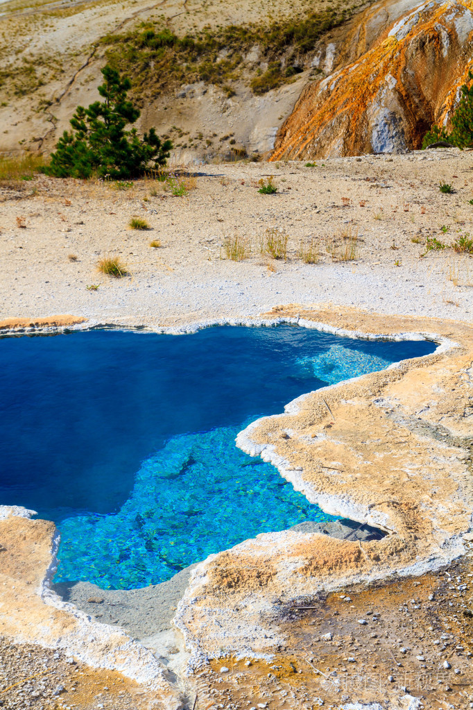 黄石国家公园蓝色星星春天在上部的间歇泉