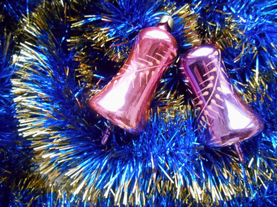 圣诞节和新年装饰钟声，背景为蓝色的金属丝