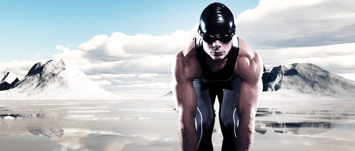 铁人三项赛的游泳运动员肌肉有顶帽子，眼镜在户外的人