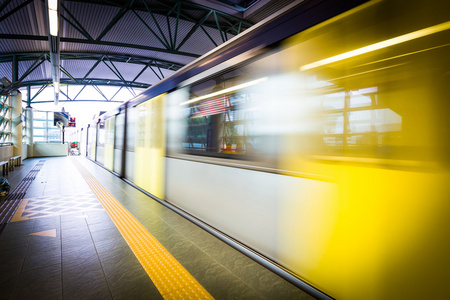 地铁列车与运动模糊效果摄影图