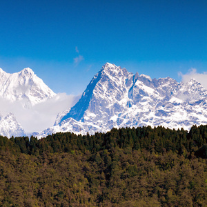 雪山与在锡金 印度的蓝色天空