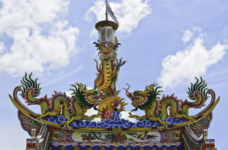 华人庙宇屋顶上的彩龙雕像