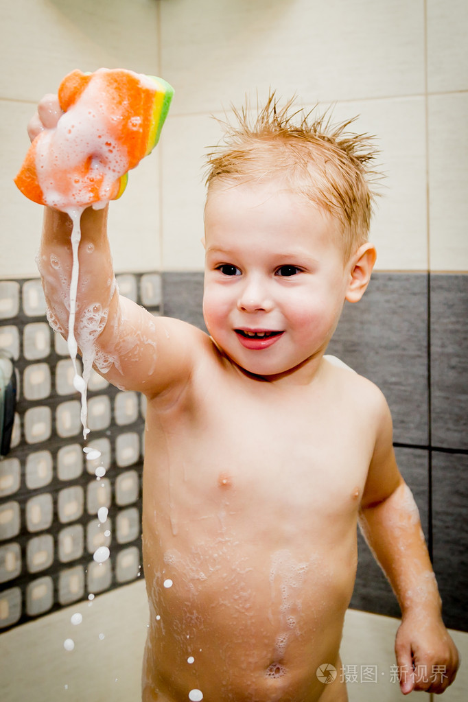 小男孩在浴缸里洗过澡照片-正版商用图片1drwad-摄图新视界