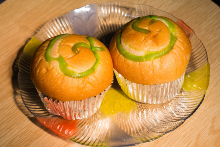 两个健康的黑麦面包中厚板的两个面包奶油照片