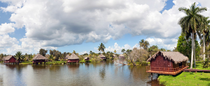 古巴村庄在河上图片