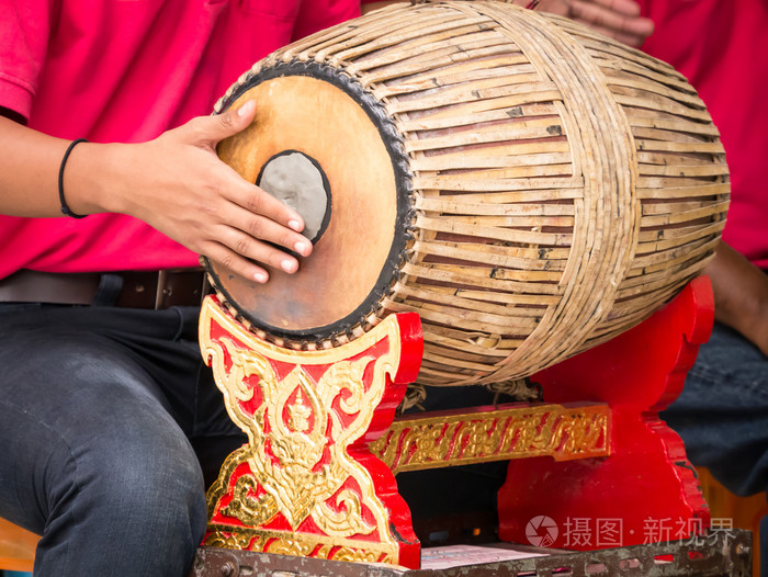 人在打泰国的老式鼓