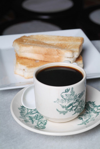 古典的早餐。咖啡和面包