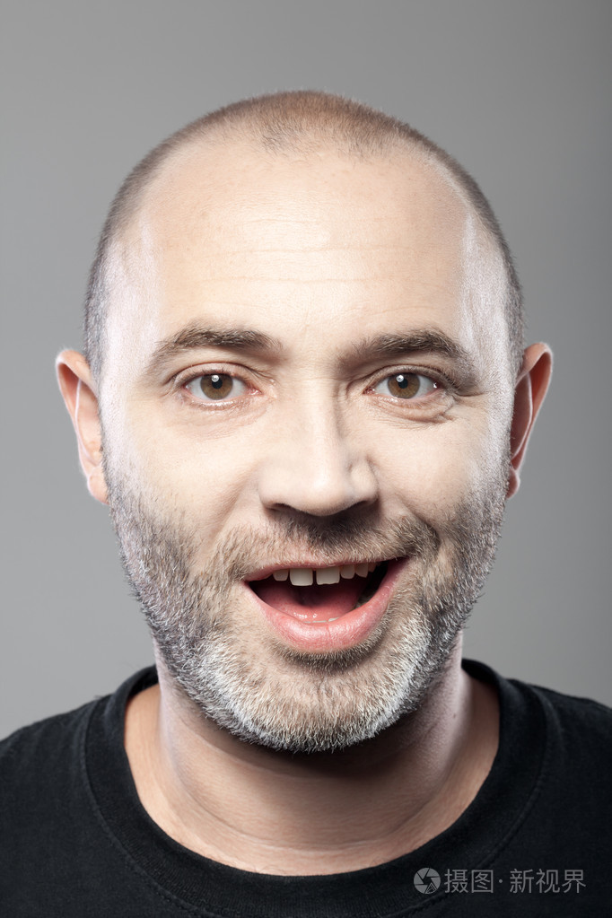 灰色背景上孤立的讽刺微笑男人的肖像