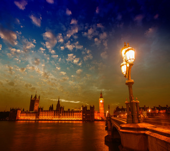 斑斓的风景，威斯敏斯特大桥和宫殿在落日大道伦敦