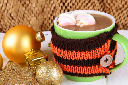 cup 热可可与圣诞装饰品上棕色背景表格