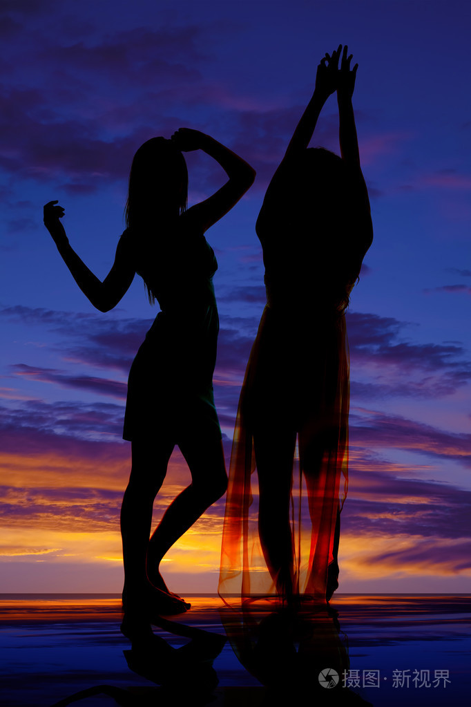 剪影两个女人跳舞