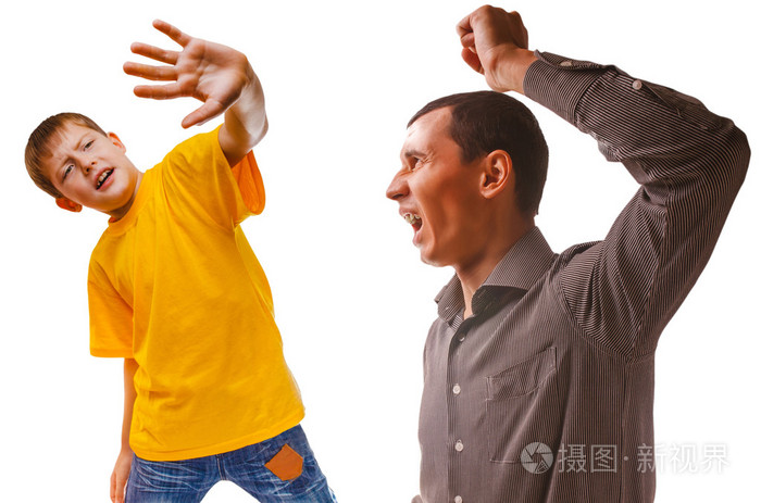 父亲想要打他害怕的儿子