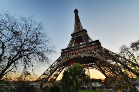 在冬天的埃菲尔铁塔。光秃秃的树木，法明巴黎标志性建筑