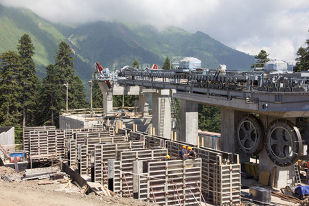 高山索道的建设