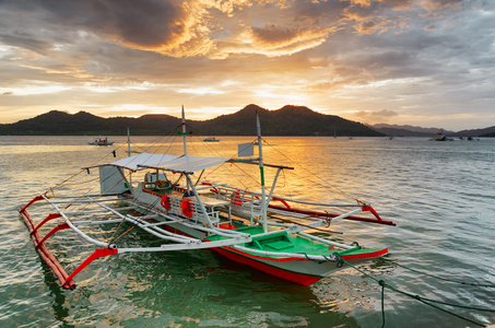 传统的小船在日落时。菲律宾