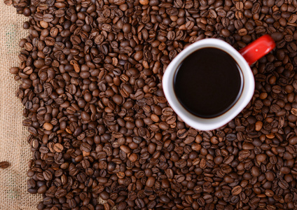 杯咖啡的咖啡豆背景上
