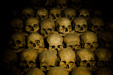 骨头保加利亚巴赫科沃修道院附近有泉水的中世纪教堂古骨的头骨和骨骼