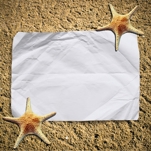 在与 starfish.vacation 的白色沙滩上空白弄皱的纸