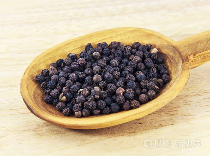 黑胡椒种子上木勺子