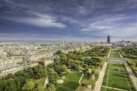 对 champ de mars 和在法国巴黎荣军院的鸟瞰图